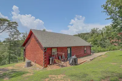 Image de Serene Sevierville Cabin w\/ Deck & Mountain Views!