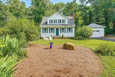 Image de 2 Mi to Dtwn: 2-Acre Retreat w/ Large Yard!