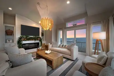 Image de Oceanfront- walk to beach w/pool, hot tub and wrap around deck