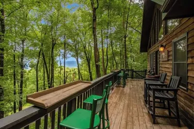 Image de Your ideal mountain cabin retreat with a hot tub and firepit!