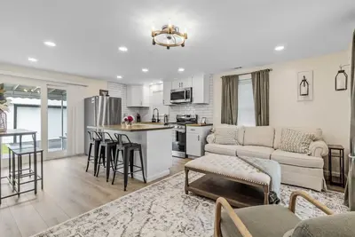 Image de Serene, Renovated 2br near Airport w/ Yard
