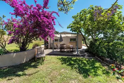 Image de Domaine Punta della Guardia immergée dans le vert, sous les étoiles, vue mer