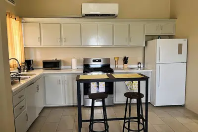 Image de The Retreat 2 Charming 1-bedroom apartment with WiFi, Ac in St. John's.
