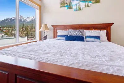 Image de Two Adjacent Condos - Million Dollar Views!