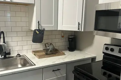 Cozy 2-bedroom with WiFi & Off Street Parking. Near Zoo, Hospitals, Xavier, & Uc