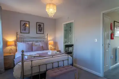 Image de Blue Bridge View – Luxe Riverside + Free Parking