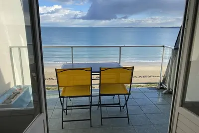 Agréable appartement face à la grande plage de Saint Cast, pleine vue mer.