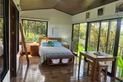 Image de Relaxing cabin surrounded by an abundance of nature\/Un lugar de paz y privacidad