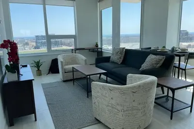 Image de Fully furnished, very clean and bright Modern  Lake view, perfect location