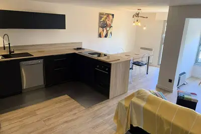 Image de Duplex sur le port du Brusc, Plage, Embarcadère, Commerces à pieds