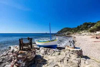 Image de A 180 m de la plage de la Verne, charmante maison de vacances climatisée, jardin. . .