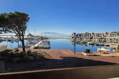 Image de 2 Zimmer Wohnung mit Füßen im Wasser