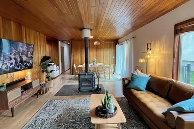 Image de Updated Mid Century Modern next to University. Retro vibe! Close to Downtown.