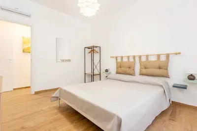 Image de Appartement 'Travel Rooms-Arenella Piano Terra 1' avec vue montagne, Wi-Fi et climatisation