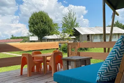 Image de Glamping 'Safarilodge Confort Tent 8 5 Pers' avec piscine partagée, terrasse privée et Wi-Fi