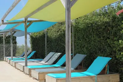 Image de Glamping 'Safarilodge Confort Tent 7 - 6pers' avec terrasse privée, jardin partagé et Wi-Fi