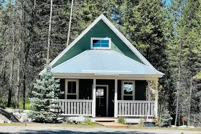 Image de Grand Opening Pricing! Cozy 2 Bedroom Cabin with views of Flathead Lake