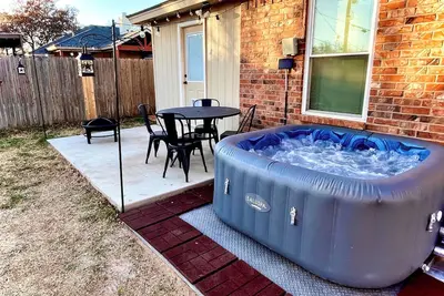 Image de The Lubbock Landing- King Bed, Games, 65” Tv & More