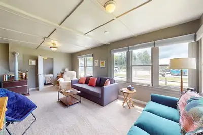 Image de Cozy cottage with water views, spacious lawn, patio, & WiFi