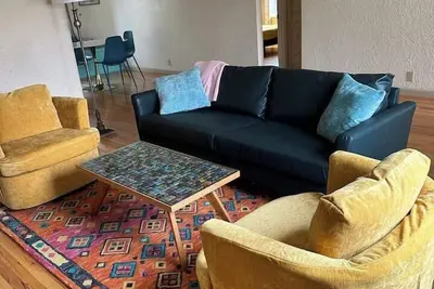 Image de Vintage delight right across from campus!