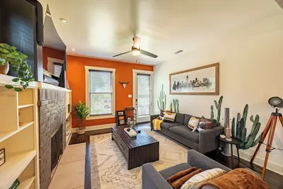 Image de Pet Friendly - Covered Parking - Great Location!