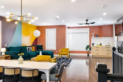 Image de ★ HostWise Stays ★ Family Rooftop Bliss w/ City Views|Grill & Parking