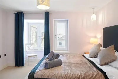 Image de Modern Townhouse w/ Parking nr Tolcarne Beach