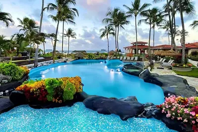 Image de 𝐅𝐢𝐧𝐝𝐢𝐧𝐠 𝐌𝐞𝐢𝐥𝐢’𝐬 Gorgeous Waiohai Club Beachfront Resort + Amenities