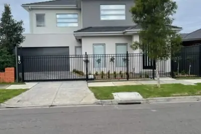 Image de Modern Comfortable Home, close to transport, 17k Cbd
