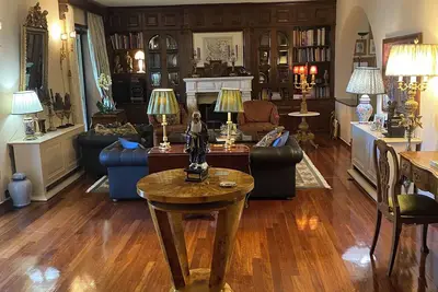 Image de A romantic antique collector's pied Ă terre on the foots of Penteli mountain.