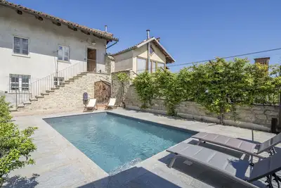 Image de Bel appartement pour 4 personnes avec piscine, Wifi et terrasse, près de Alba