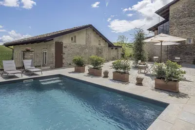 Image de Agréable appartement pour 4 personnes avec Wifi, piscine, près de Alba