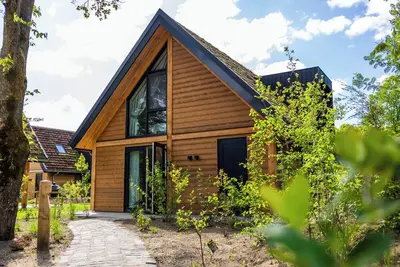 Image de Forest charm for six – 3 bedrooms with en-suites and a cozy, spacious vibe.