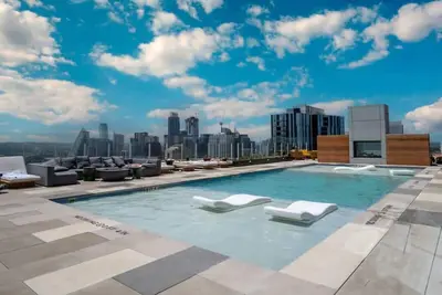 Image de Luxury Rainey Condo • Pool & Gym • Walk to Bars