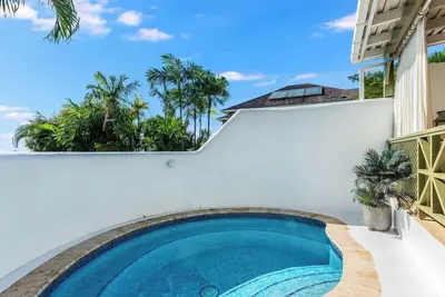 Image de Tamarind Villa A17 in St James by Personal Villas -  Tropical Landscapes and Sea