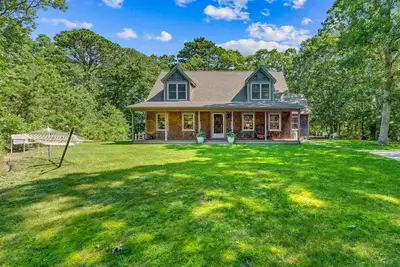 Image de Vineyard Haven House: Fire Pit, BeachNearby & Garden View