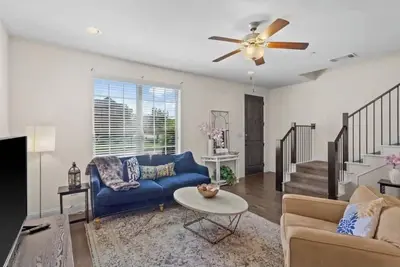 Chic Retreat-Modern Townhouse In Mckinney Sleeps 8