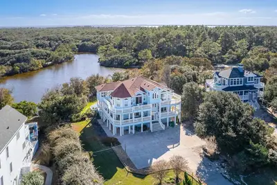 Image de Angel of the Isle - Pine Island, Short Walk to beach, Sits on 10 Acre Pond, Pool, Hot Tub, Pets Ok