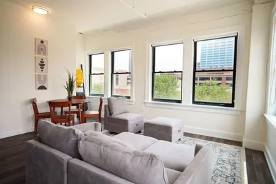 Image de New! Downtown Condo at The Standard