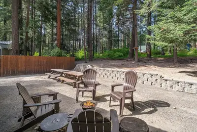 Alpine Getaway-Hot Tub, Wifi, Dogs, Comfy Cabin