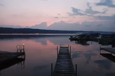 Image de Cottage on Conesus lake w private shared lake access/beach, fireplace & Ac