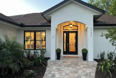 Image de Modern 3-bedroom home close to Wec with a beautifully furnished home and patio