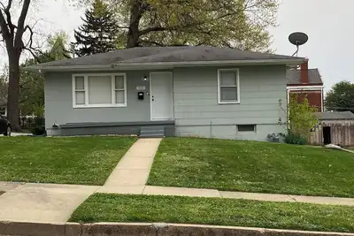 Image de Charming 2-bedroom house in Atchison on quiet brick and tree lined street.