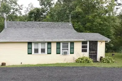 Image de Charming 2-bedroom cottage near Bedford, screened  porch deck & private setting