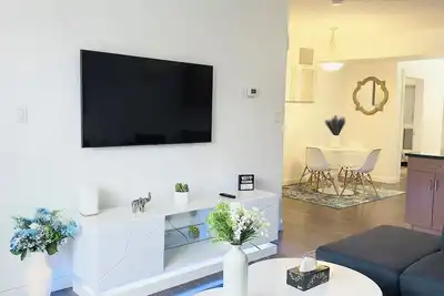 Image de Closer to downtown and really a great location to get around Edmonton’s downtown