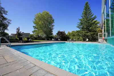 Image de Fully Renovated At the Victoria-Carriage Hills