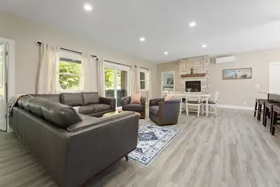 Image de Peaceful 3-bedroom house 8 miles from Tc with hot tub and fire pit!