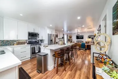 Image de Melrose 2 Br w/ large kitchen + fireplace + patio