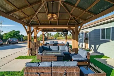Image de Melrose 2br. 6 beds. Pet-Friendly. Patio+Fireplace