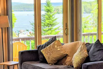 Image de @SunapeeSeasons—Across from Dewey Beach, Lake View, 8 Min. from Mt. Sunapee